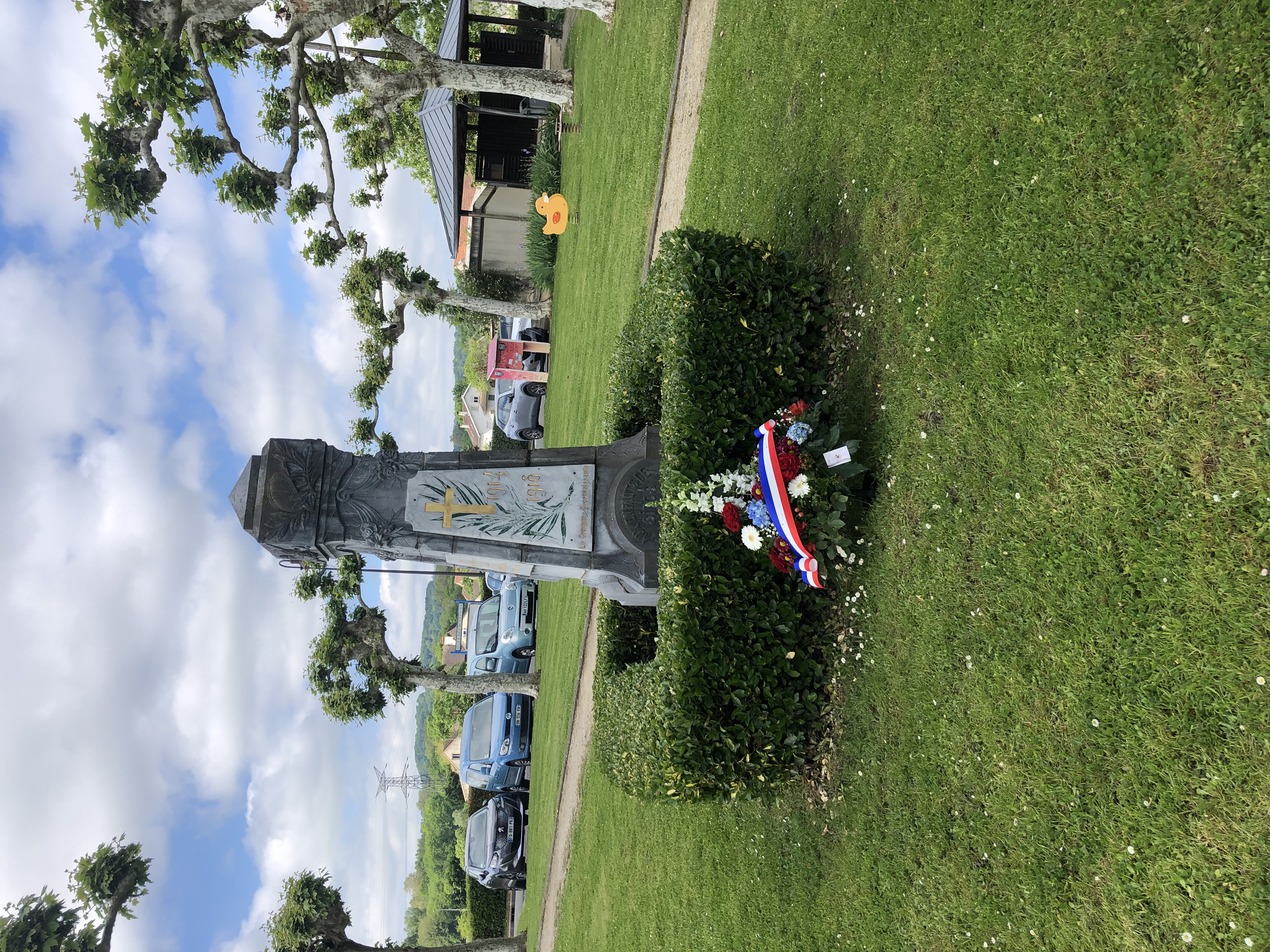 cérémonie 8 mai fleurs devant monument